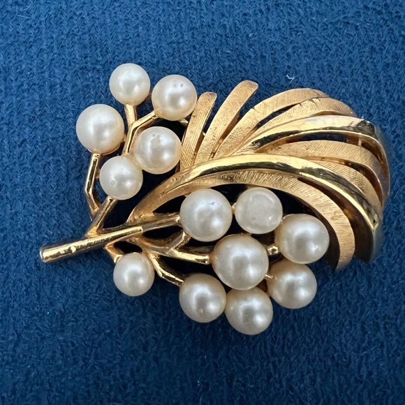 Crown Trifari Jewelry - Vintage Iconic CROWN TRIFARI Brushed Gold Tone Leaf Faux Pearl Brooch/Pin